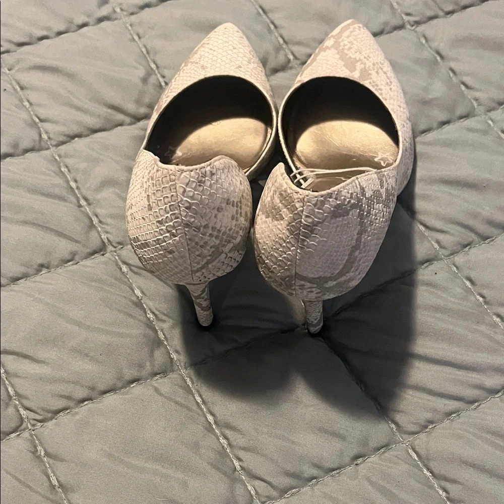 Chic Textured Women's Heels - Picture 7 of 8